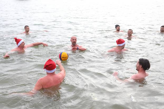 Karlovac: Zimsko kupanje u rijeci Korani