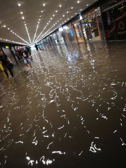 Šahtovi puknuli, tramvaj iskočio iz tračnica, pothodnik pun vode