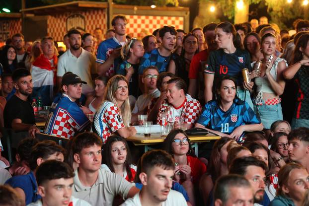 Split: Navijači prate utakmicu Hrvatske i Gane