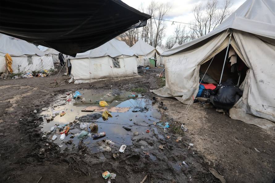 Izbjeglice u kampu Vučjak čekaju vijesti o preseljenju