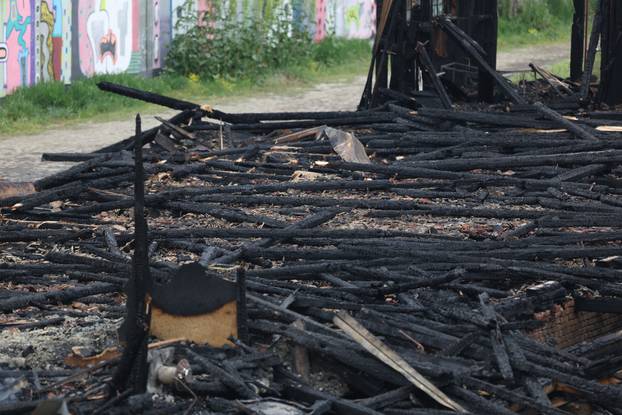 Osijek: Očevid jučerašnjeg požara na barakama uz prugu