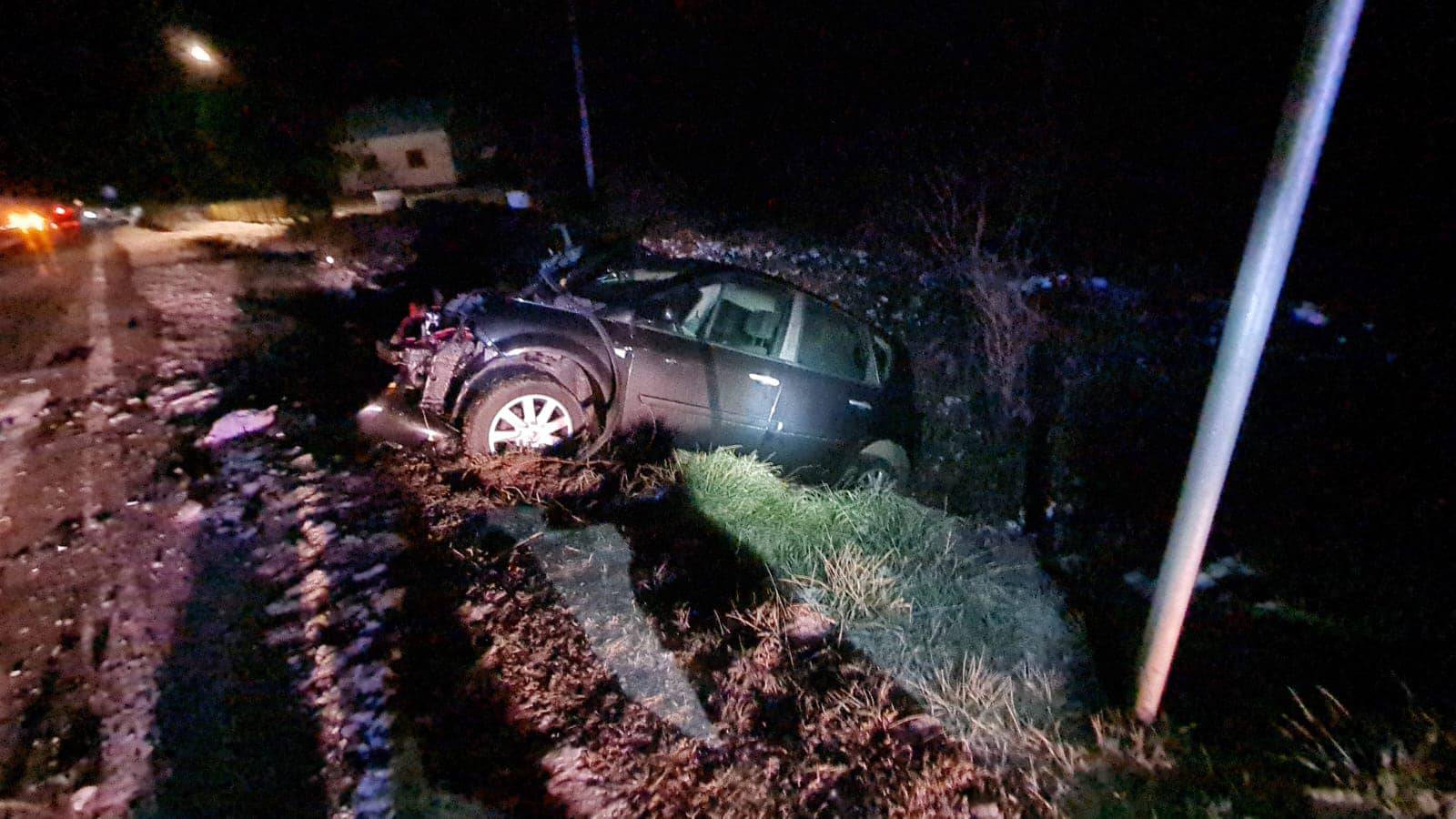 Troje je ozlijeđenih u teškom sudaru automobila kod Siska: Intervenirali su i vatrogasci