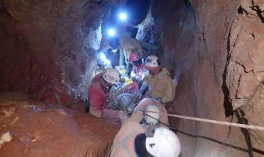 Stradali speleolog bolje, mogli bi ga izvući iz jame do petka