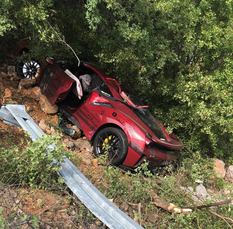 Sudar od par milijuna kuna: Čeh je skršio Ferrari kod Karlobaga