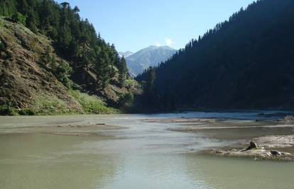 Utopila se djevojčica snimajući  selfie, poginuli i njeni roditelji