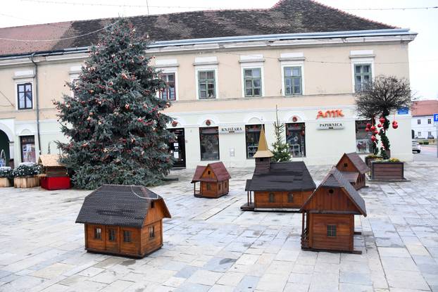 Sisak: Maketa posavskog sela ukrašava prostor kod božićnog drveta
