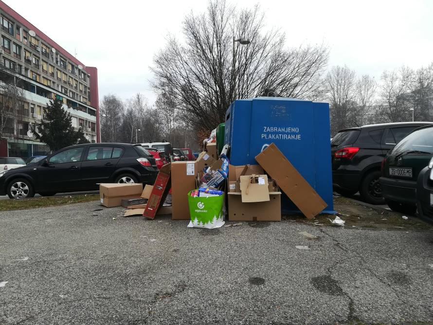 Nered u Zagrebu: Plaćamo da netko preuzme plastični otpad