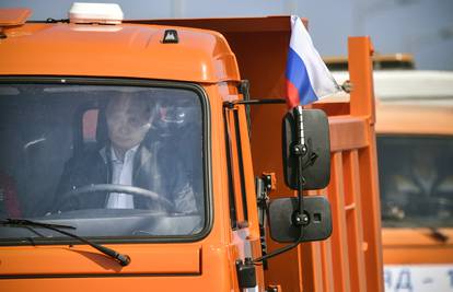 'Hajdemo!': Putin uskočio u kamion i otvorio Krimski most