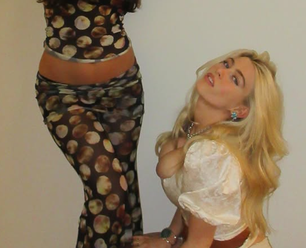 FOTO Prepoznajete li čija je ovo kći? Bujnoj ljepotici tepaju da nalikuje na svoju slavnu mamu