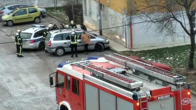 Auto se zaključao, vatrogasci razbili prozor i spasili curicu