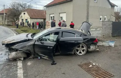 Vozio Mercedes bez vozačke pa se zabio u zid kuće: Vozač (26) i putnica (21) lakše ozlijeđeni