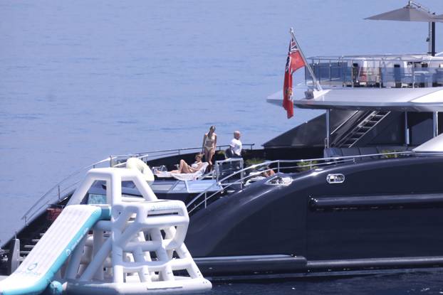 Obiteljski odmor slavnog podcastera na Braču: Joe Rogan uživa na superjahti, kupa se i skače u more