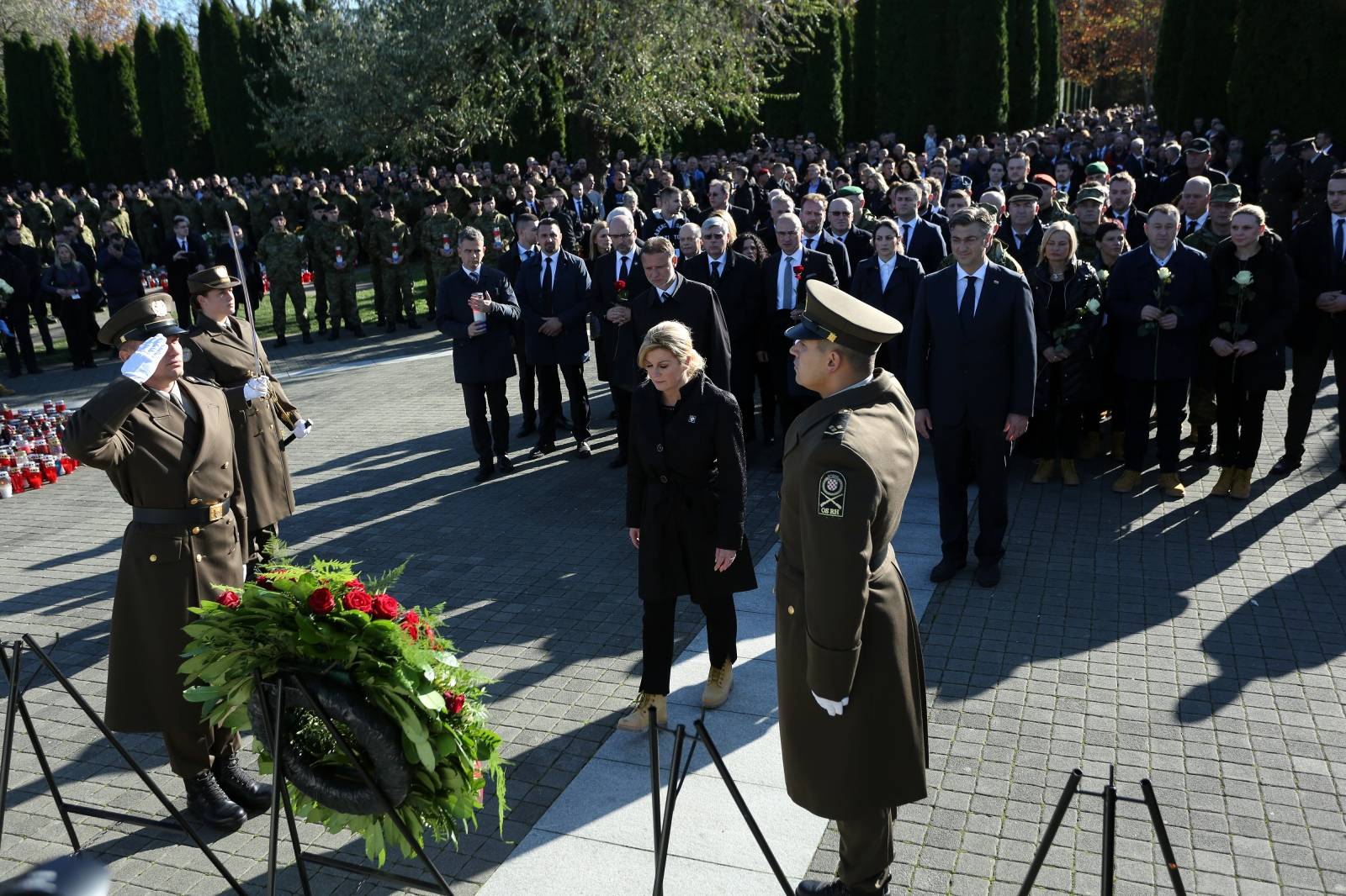 Vukovar: Brojna izaslanstva na Memorijalnom groblju položila vijence za poginule