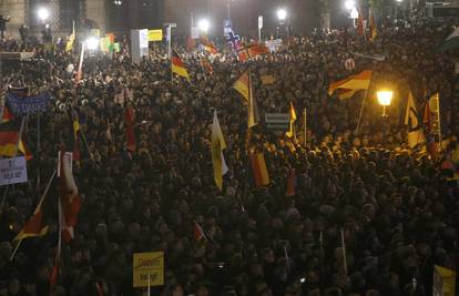 Ulice prepune ljudi: Prosvjedi protiv izbjeglica u Njemačkoj