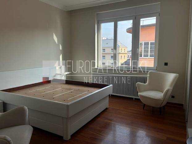 FOTO Zlatna tuš kabina, telefon kraj WC-a! Ovaj stan iznajmljuju na Trgu u Zagrebu. I cijena je hit