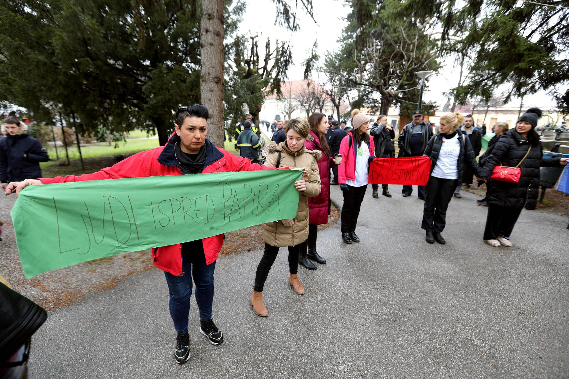 Pogledajte kako su u Petrinji Plenkovića gađali grudom: 'Gruda? Ma nije to problem'