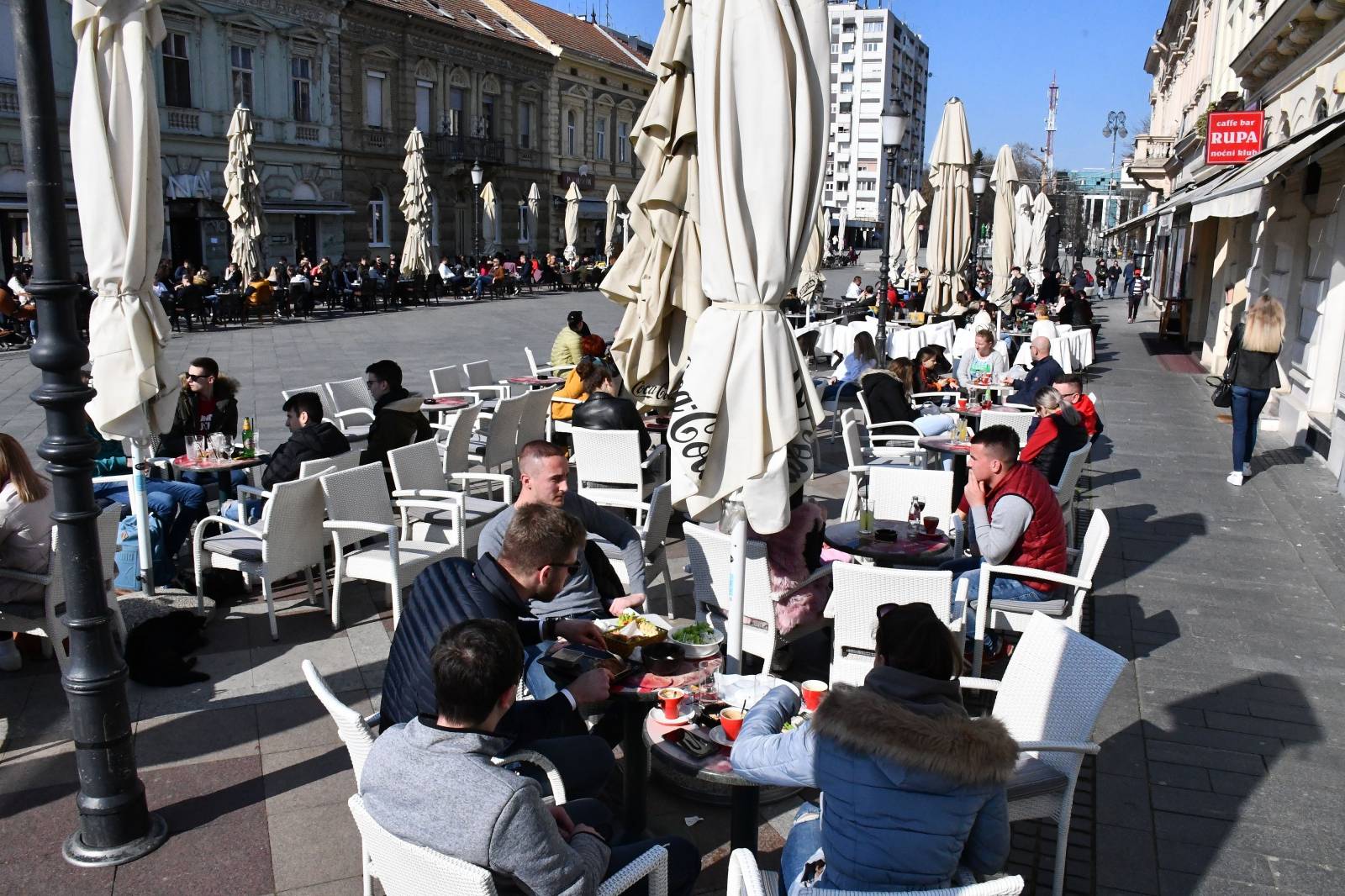 Slavonski Brod: Terase kafića u središtu grada prepune su gostiju