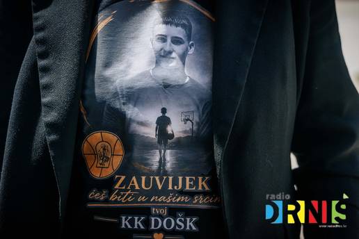 Potresne scene na komemoraciji za Luku: Pri&ccaron;ali ravnatelj, razrednica, kolega iz razreda...