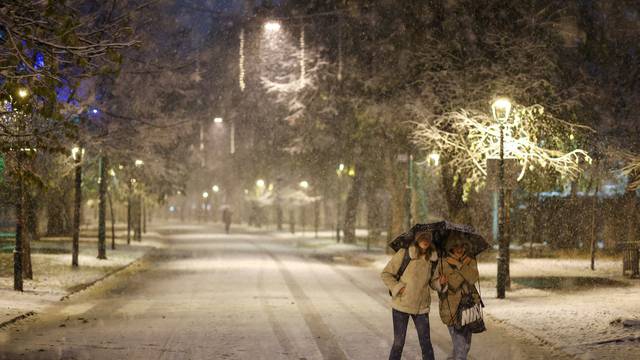 Prvi ovosezonski snijeg zabijelio je Sarajevo