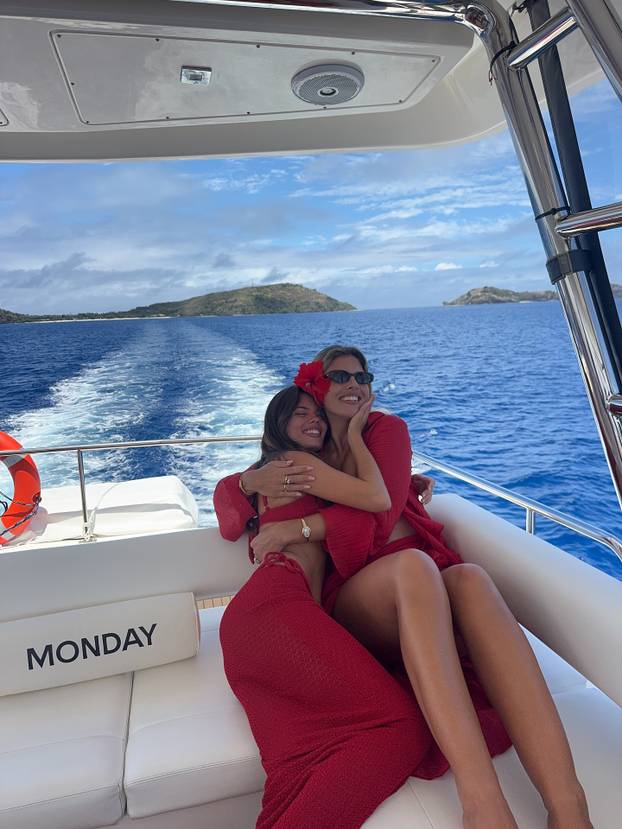 FOTO Nije mogla naći dovoljno dobar bikini za svoje savršeno tijelo pa ih sada dizajnira sama