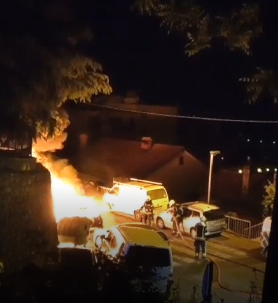 VIDEO Bacali bombe na aute u Rijeci: Uhitili trojicu, pronašli su im drogu, oružje i eksploziv