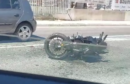 VIDEO U sudaru auta i motora u Sinju ozlijeđen je motorist. Policija: ‘Promet je otežan!‘