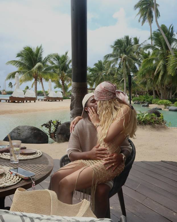 Realov tinejdžer nije dobio ni minutu. Slavio godišnjicu braka u pustinji s pet godina starijom