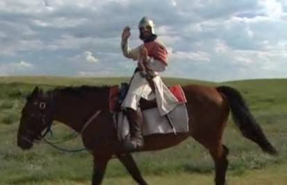 Putuje na konju odjeven kao vitez te promiče mir i ljubav