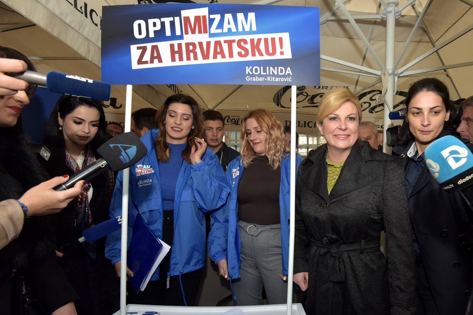 Grabar-Kitarović posjetila Zadar i štand na kojem se prikupljaju potpisi