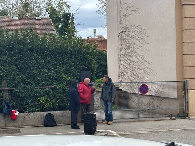 FOTO Otužan skup desničara: Keleminec pušta Thompsona, netko ih je gađao jajima