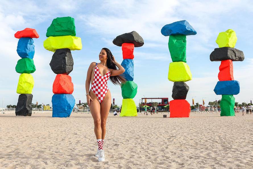 ARHIVA - Ivana Knoll pozirala u kockastom kupaćem kostimu na plaži Ras Abu Aboud 