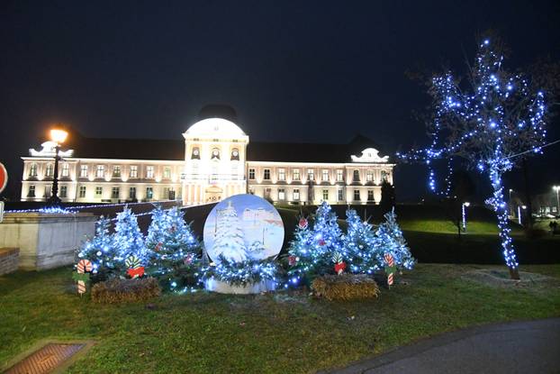 Virovitica: Središte grada sjaji  u blagdanskom ozračju jer traje manifestacija Advent u Virovitici