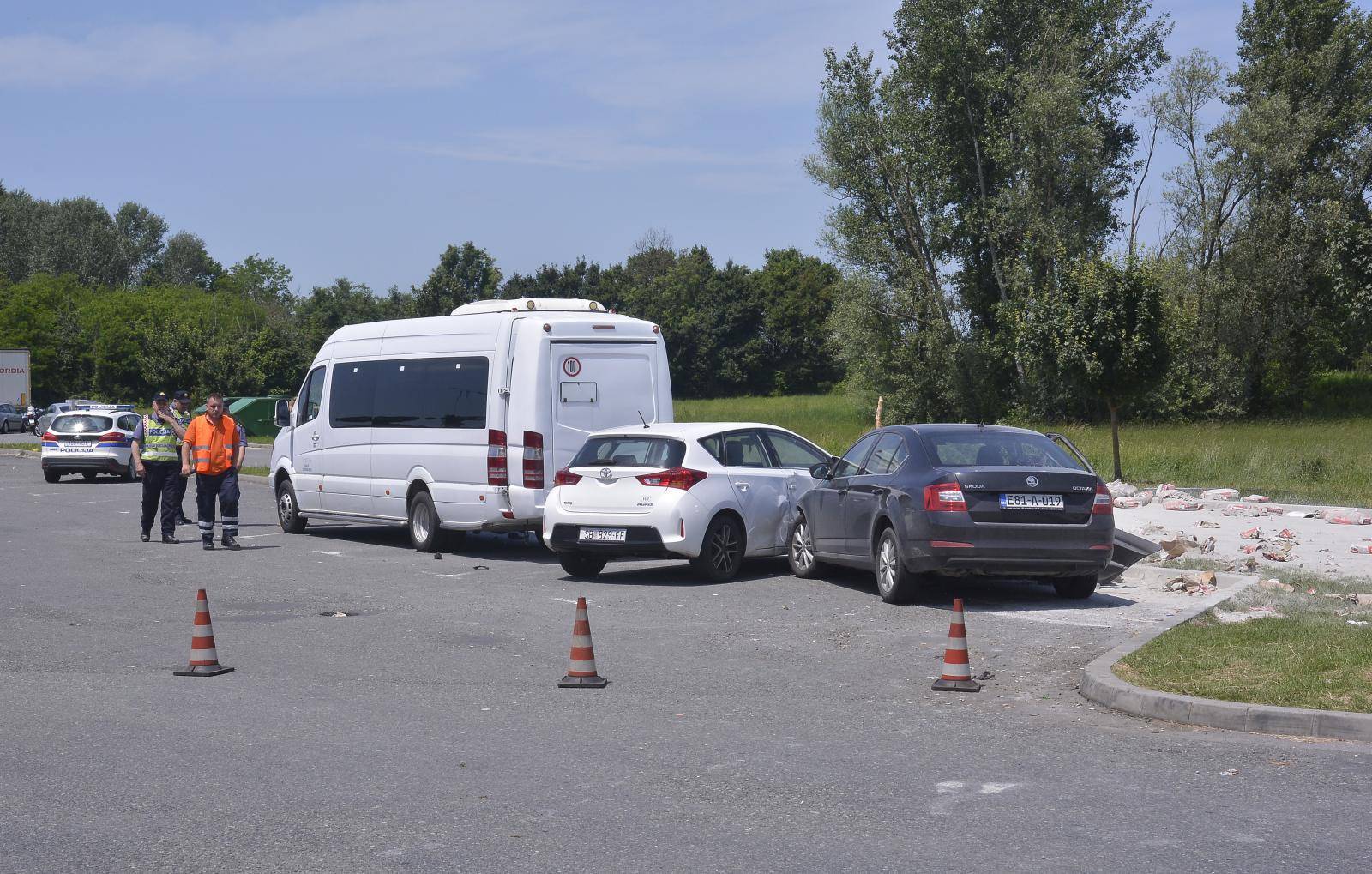 Kamion naletio na grupu ljudi na autocesti izmeÄu Novske i OkuÄana, dvije osobe poginule