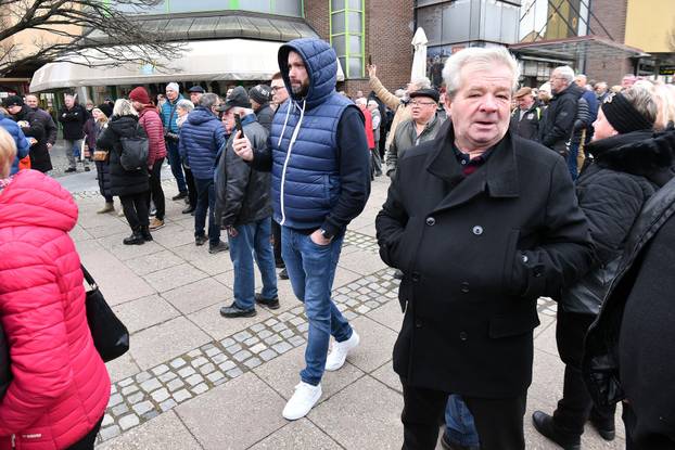 Na Trgu Republike u Čakovcu održan prosvjed u znak podrške kirurzima