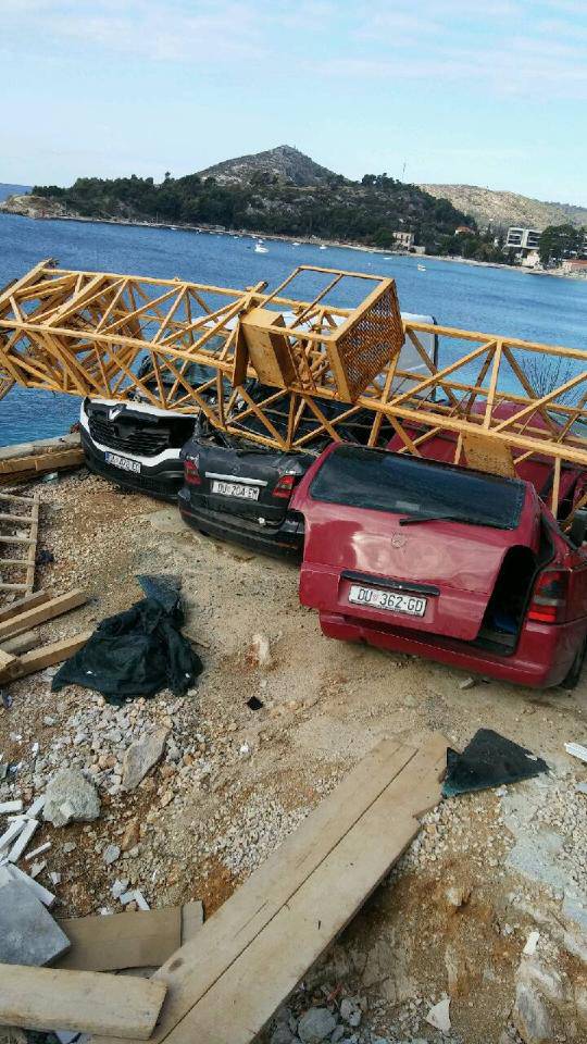 Kran na gradilištu pao i zdrobio aute, radnik se spasio za dlaku