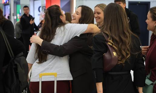 FOTO 123 Hrvata sretno stiglo nazad u domovinu! Do&ccaron;ekale ih obitelji, smijeh i pokoja suza...