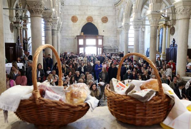 &Scaron;ibenik: Blagoslov hrane ukatedrali sv Jakova u &Scaron;ibeniku