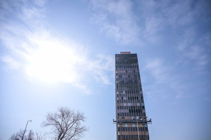 Zagreb: Postavljena dizalica na zgradu Vjesnika na kojoj traju pripreme za rušenje