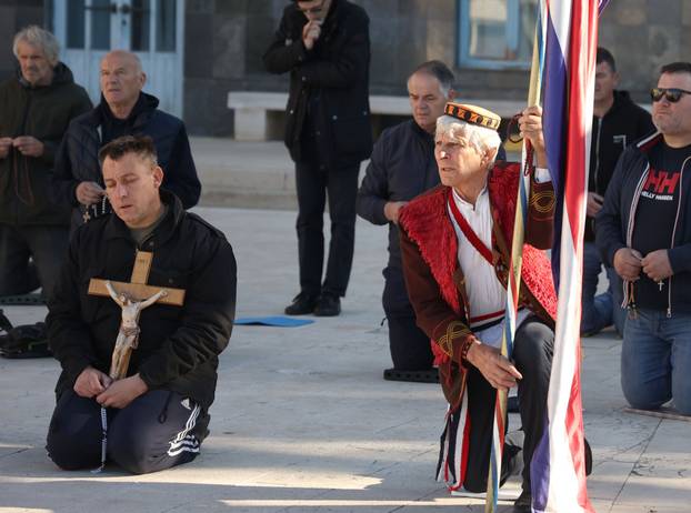 Šibenik:Muški molitelji krunice i protuprosvjednici 