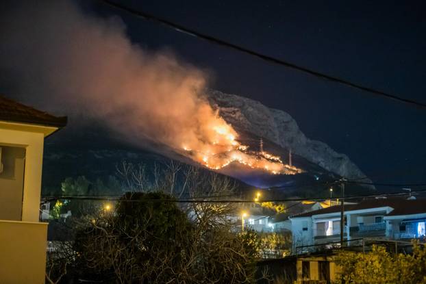 Solin: Šumski požar tijekom večeri buknuo je iznad Solina