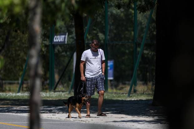 Zagreb: Tek rijetki građani spas od vrućina potražili na Jarunu