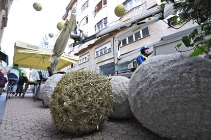 Zagreb: Počelo ukrašavanje Gajeve ulice za nadolazeće praznike 