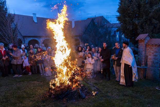 Osijek: U crkvi Uspenja Presvete Bogorodice održano bogoslužje te tradicionalno paljenje badnjaka ispred crkve 