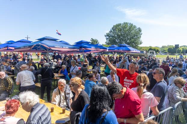 Osijek. Podjela graha na lijevoj obali Drave na Praznik rada