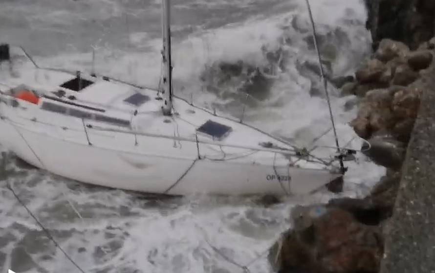 Nemilosrdno jugo razbilo je jedrilicu na stijenama u Lovranu