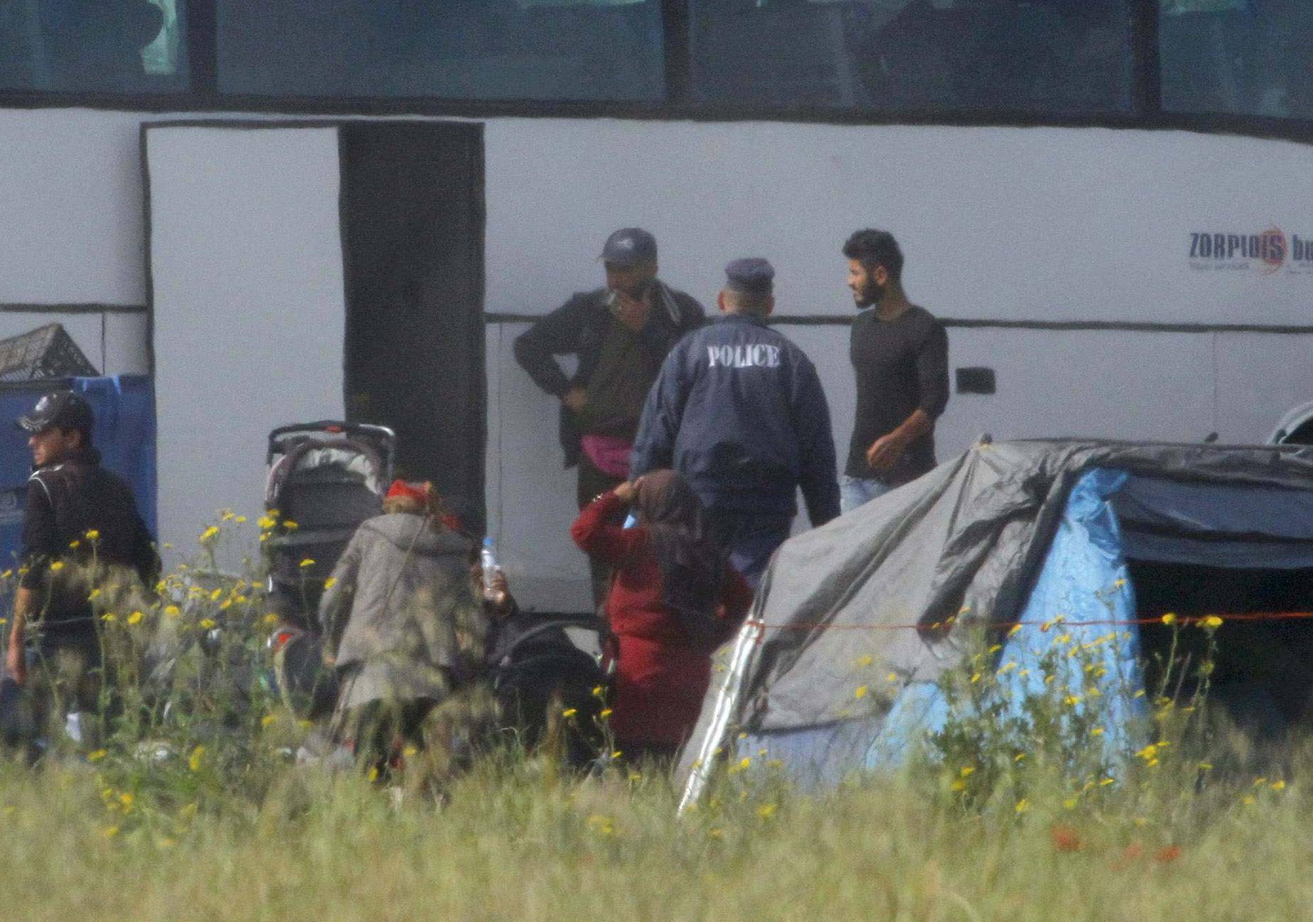 Refugees and migrants are transferred by buses during police operation to evacuate makeshift camp nearIdomeni