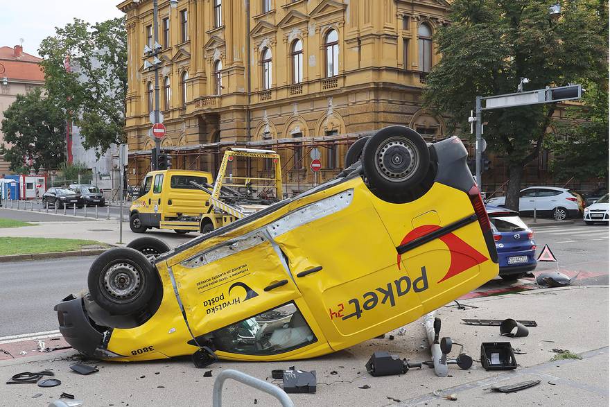 Zagreb: Težak sudar kod HNK, poštanski kombi završio na krovu