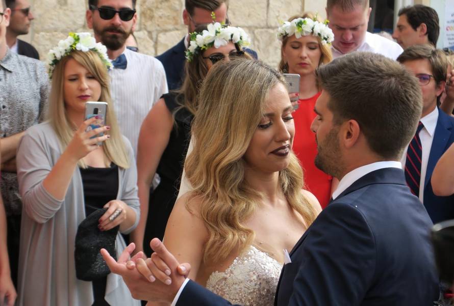 Petra došla na sestrinu svadbu s torbicom od 30.000 kuna...