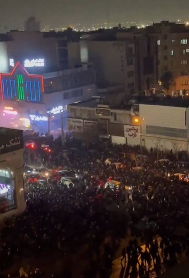 FOTO Iran gori. Trump prijeti, a prognani prijestolonasljednik kaže: Vraćam se u domovinu