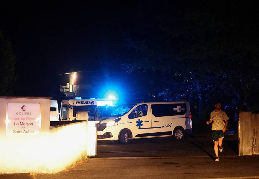 Evacuated residents leave Saint-Aubain-de-Medoc
